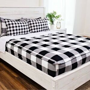 Black and White Comforter Set with Buffalo Check Pattern
